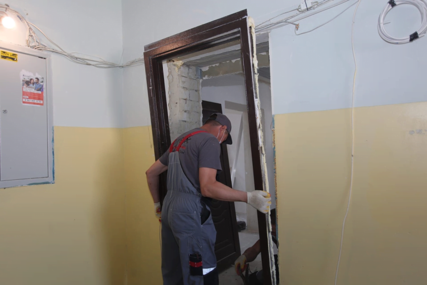 Сколько по времени ставят входную дверь: от быстрого монтажа до сложных случаев