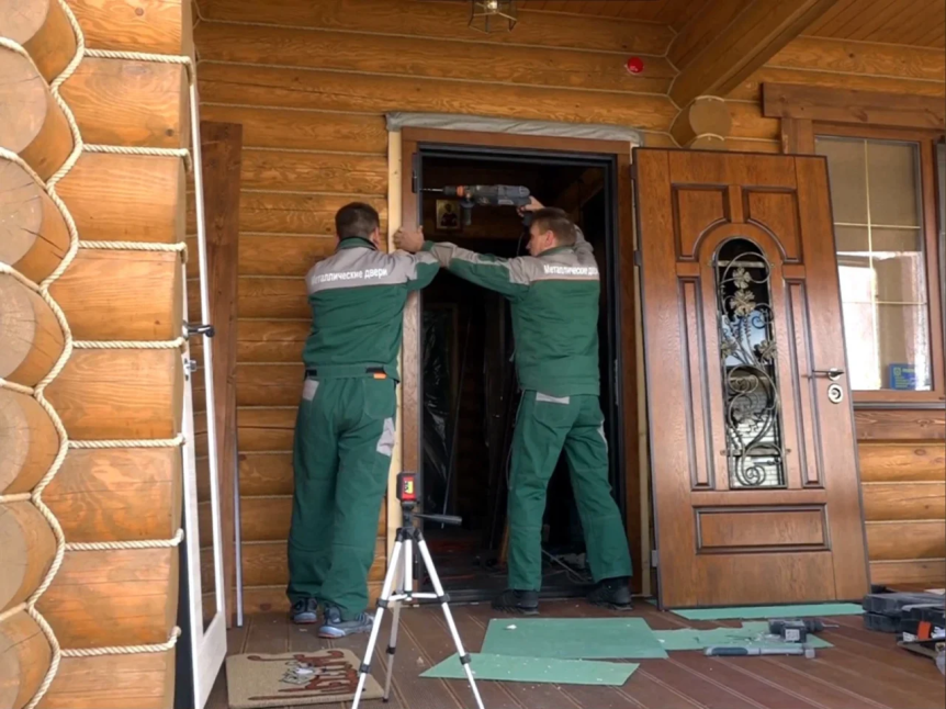 Сколько по времени ставят входную дверь: от быстрого монтажа до сложных случаев