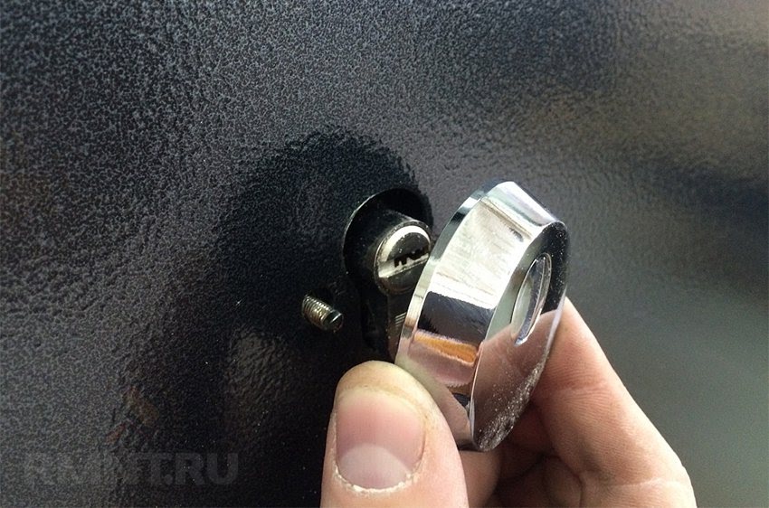 Броненакладка на замок входной двери: что это и зачем ставят