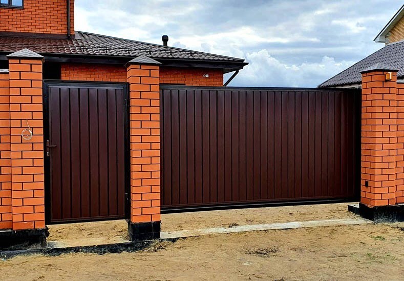Откатные или распашные ворота: что лучше для вашего дома и участка